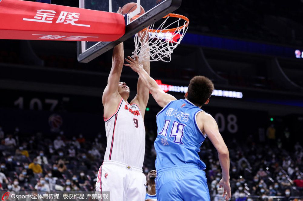 波子（李丽珍饰）、飞机（陈妙瑛饰）、小福星（麦家琪饰）是夜总会确当红三“金鱼”，亦是铜锣湾出名的江湖古惑女。一日波子在电玩中间熟悉了身手非凡的古惑女Van仔（莫文蔚饰），四人从此结伴打拼全国。                                  小混混佐治（吴镇宇饰）一向寻求波子，而波子瞧不起他的脆弱，依然钟情于前男朋友，现现在也是号称“喷鼻港之虎”的洪义一哥（唐文龙饰）。本来，曾的一次不测让波子替一哥顶了罪进狱，